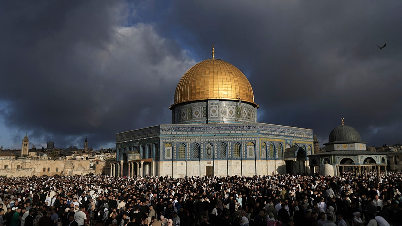 فلسطينيون يشاركون في احتفالات عيد الفطر قرب قبة الصخرة في باحة المسجد الأقصى بمدينة القدس القديمة، يوم الأحد 30 آذار/ مارس 2025.
