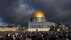 فلسطينيون يشاركون في احتفالات عيد الفطر قرب قبة الصخرة في باحة المسجد الأقصى بمدينة القدس القديمة، يوم الأحد 30 آذار/ مارس 2025.