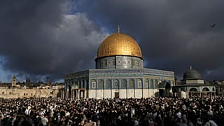 فلسطينيون يشاركون في احتفالات عيد الفطر قرب قبة الصخرة في باحة المسجد الأقصى بمدينة القدس القديمة، يوم الأحد 30 آذار/ مارس 2025.