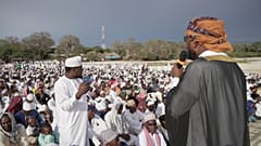 يتدفق الكينيون على الشاطئ لأداء صلاة عيد الفطر والدعوة إلى السلام في غزة، في غوالي بكينيا، الأحد 30 مارس/آذار 2025.