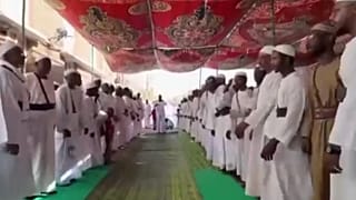 السودانيون في أم درمان يحتفلون بأول أيام عيد الفطر المبارك 