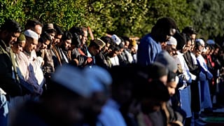 الآلاف يؤدون صلاة عيد الفطر في ساحة وسط مدينة لشبونة، الأحد 30 مارس 2025.