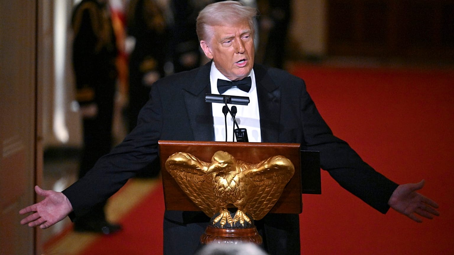 الرئيس دونالد ترامب يلقي كلمة خلال حفل عشاء في البيت الأبيض، يوم السبت 22 شباط/ فبراير 2025، في واشنطن.