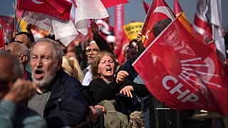Υποστηρικτές φωνάζουν συνθήματα ενώ ανεμίζουν σημαίες της Τουρκίας και του κόμματος CHP κατά τη διάρκεια συγκέντρωσης διαμαρτυρίας για τη σύλληψη του δημάρχου της Κωνσταντινούπολης Εκρέμ Ιμάμογλου