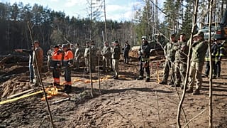 Litvanya Ordusu ve acil servis personeli, metrelerce suyun altında kalan bir ABD Ordusu M88 Hercules'indeki dört ABD askerini kurtarma planlarını tartışıyor