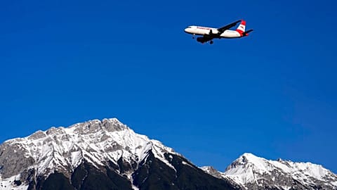 هواپیما در حال نزدیک شدن به فرودگاه اینسبروک اتریش از فراز کوه‌های آلپ