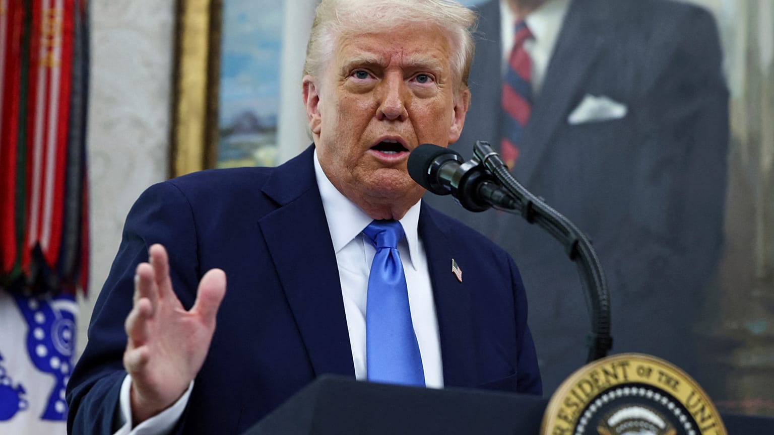 Le président Donald Trump s'exprime lors de la cérémonie de prestation de serment d'Alina Habba en tant que procureur général par intérim du New Jersey, dans le bureau ovale de la Maison Blanche à Washington.