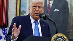 Präsident Donald Trump spricht während der Vereidigungszeremonie für Alina Habba als Interims-Generalstaatsanwältin für New Jersey im Oval Office des Weißen Hauses in Washington.