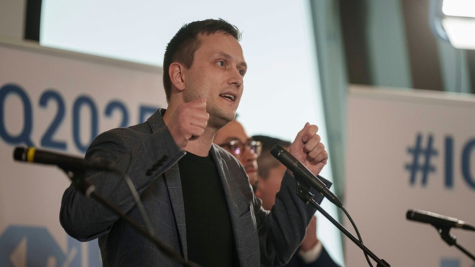 Jens-Frederik Nielsen, leader del partito Demokraatit, partecipa a un dibattito televisivo prima delle prossime elezioni a Nuuk, in Groenlandia, l'8 marzo 2025.