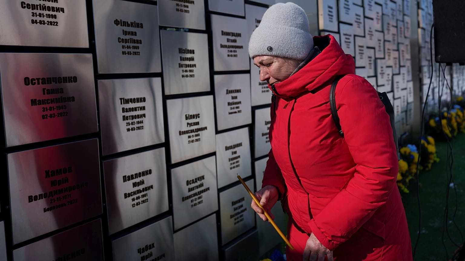 Eine Frau nimmt an einer Gedenkfeier für getötete Zivilisten teil, um den dritten Jahrestag der russischen Invasion in der Ukraine in Bucha, Ukraine, am 24. Februar 2025 zu markieren.