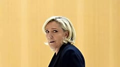 Marine Le Pen kommt am Mittwoch, den 6. November 2024, im Gerichtssaal zum Prozess wegen der mutmaßlichen Veruntreuung von Geldern des Europäischen Parlaments an.