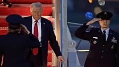 US-Präsident Donald Trump geht die Treppe der Air Force One bei seiner Ankunft auf der Joint Base Andrews hinunter, 30. März 2025 