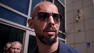 Andrew Tate 26 Eylül 2023 tarihinde Bükreş, Romanya'da basına konuşuyor.