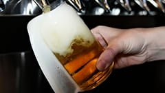 Ein Barkeeper schenkt in der Liquid Love Brewing in Buffalo Grove, Illinois, am 9. Februar 2022 ein Craft Beer ein.