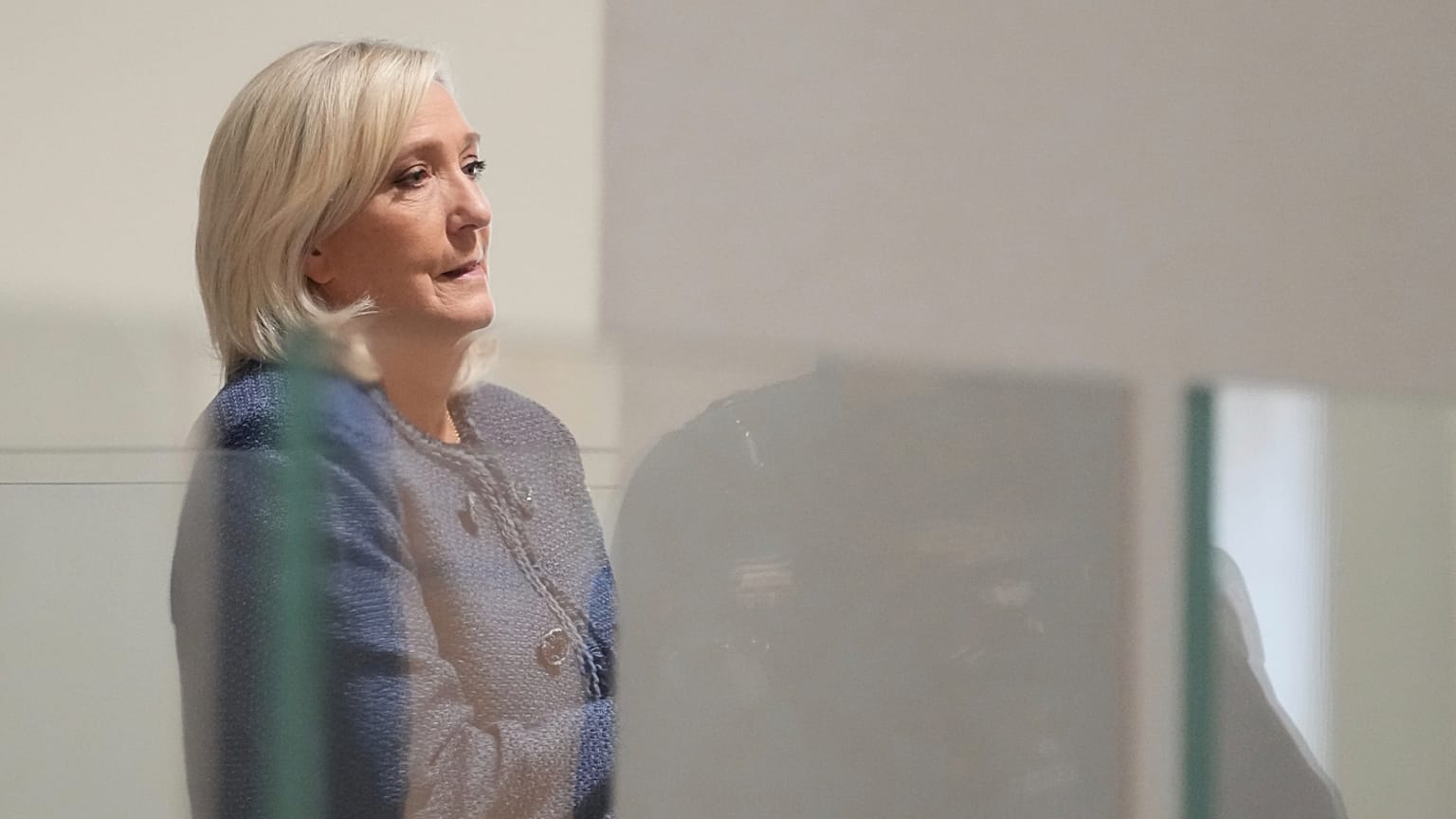 Marine Le Pen chega a um tribunal de Paris onde se espera que seja pronunciado o veredito num caso de desvio de fundos