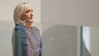 Marine Le Pen chega a um tribunal de Paris onde se espera que seja pronunciado o veredito num caso de desvio de fundos