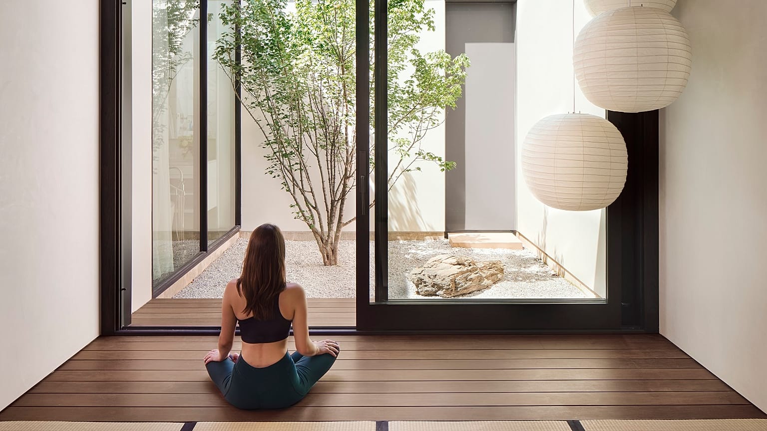 Ten Plus Three tarafından sağlanan bu fotoğraf, Austin, Teksas'ta bir ev tadilatı sırasında oluşturulan meditasyon odasını gösteriyor.
