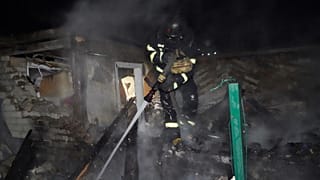 Saldırılarda hasar gören bir bina