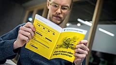 Ein Mann betrachtet eine Version der Broschüre "Wenn die Krise oder der Krieg kommt", die an alle Haushalte in Schweden verschickt wurde, in Stockholm, Montag, 18. November 2024.