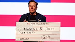 Ο Elon Musk κρατάει μια επιταγή ύψους 1 εκατομμυρίου δολαρίων σε ένα δημαρχείο στις 30 Μαρτίου 2025, στο Green Bay του Ουισκόνσιν. 