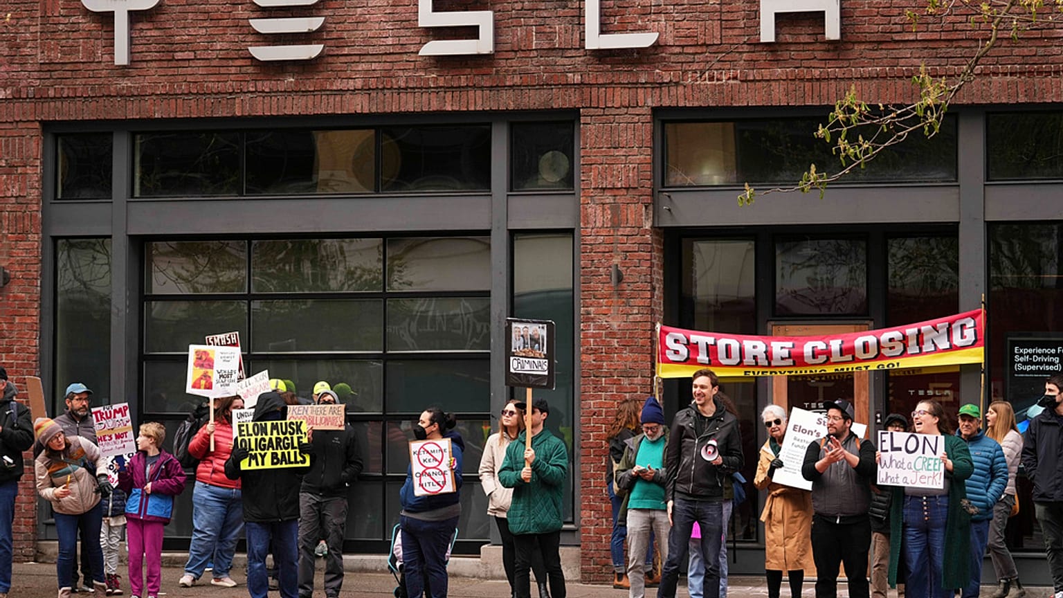 Proteste contro Tesla negli Stati Uniti