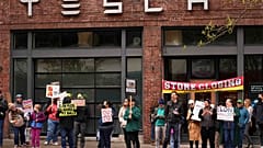 Proteste contro Tesla negli Stati Uniti