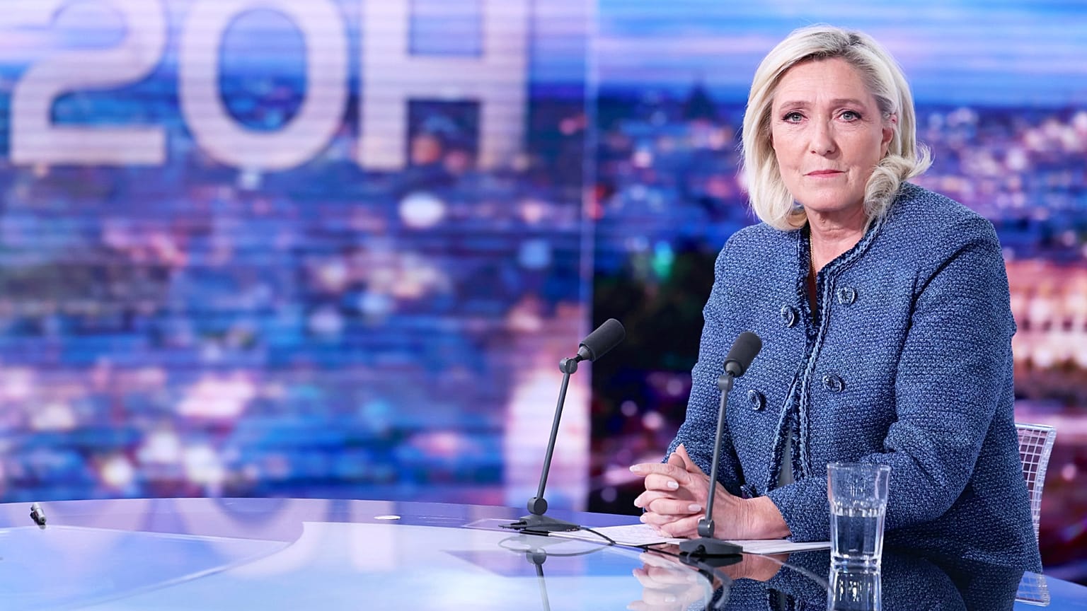 Liderka prawicy Marine Le Pen przed wywiadem w wieczornych wiadomościach francuskiego kanału telewizyjnego TF1.