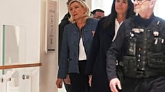 Η Μαρίν Λεπέν κατά την άφιξή της στο δικαστήριο του Παρισιού πριν την ανακοίνωση της απόφασης στην πολύκροτη δίκη κατάχρησης κοινοτικών πόρων