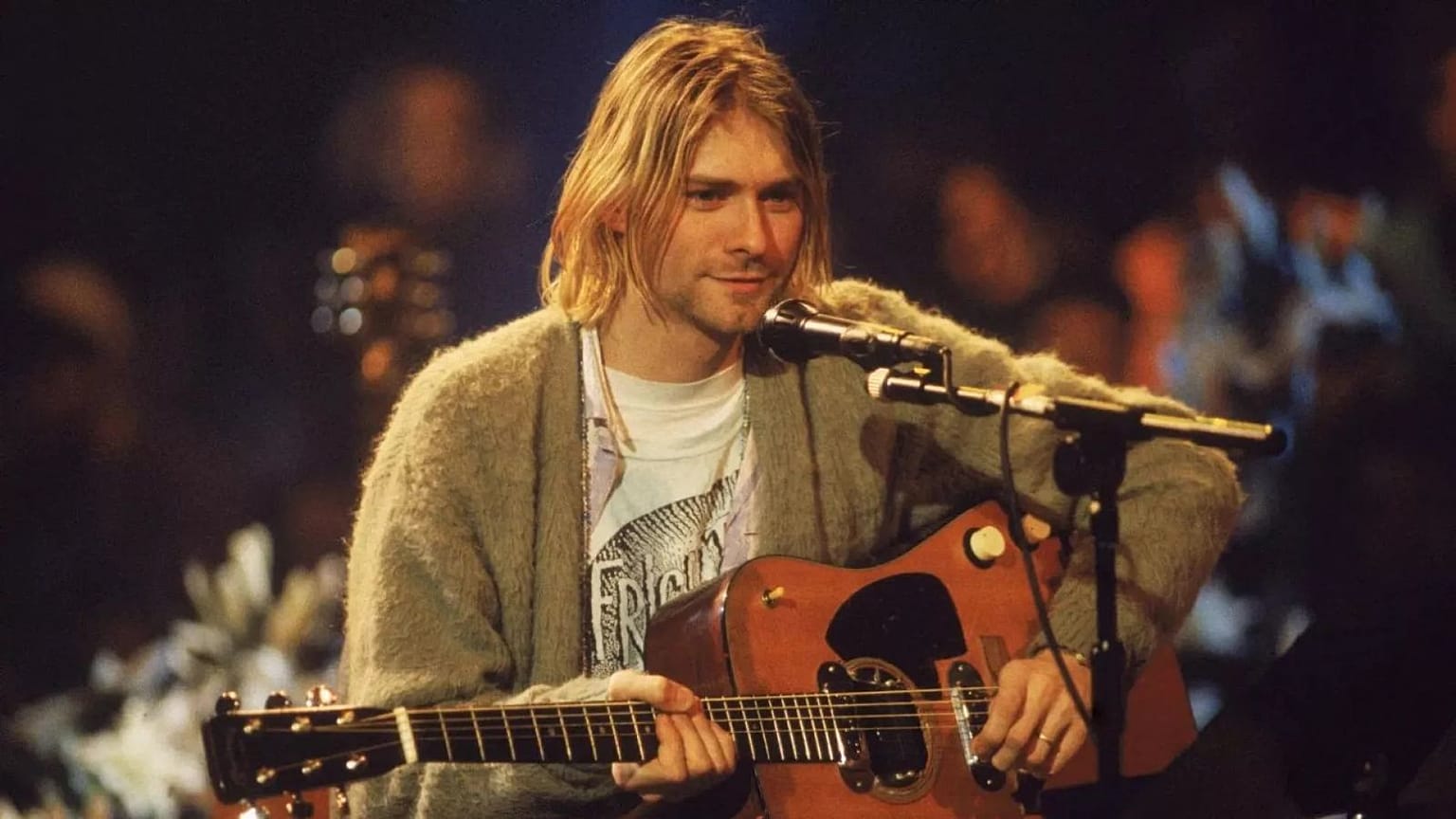 Kurt Cobain, Nirvana'nın 1994 tarihli 'Unplugged' albümünün kaydı için akustik gitarını çalarken