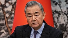 Çin Dışişleri Bakanı Wang Yi Pekin'de bir basın toplantısına katılıyor, 27 Mart, 2025