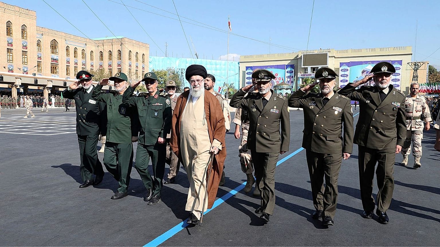 علی خامنه‌ای در کنار فرماندهان ارتش و سپاه پاسداران