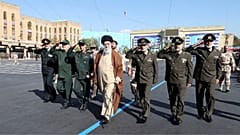 علی خامنه‌ای در کنار فرماندهان ارتش و سپاه پاسداران