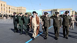 علی خامنه‌ای در کنار فرماندهان ارتش و سپاه پاسداران