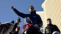 Ο Jens-Frederik Nielsen μιλάει κατά τη διάρκεια πορείας που καταλήγει μπροστά από το προξενείο των ΗΠΑ, με σύνθημα "Η Γροιλανδία ανήκει στον λαό της Γροιλανδίας", στο Νουκ, 15 Μαρτίου 2025.