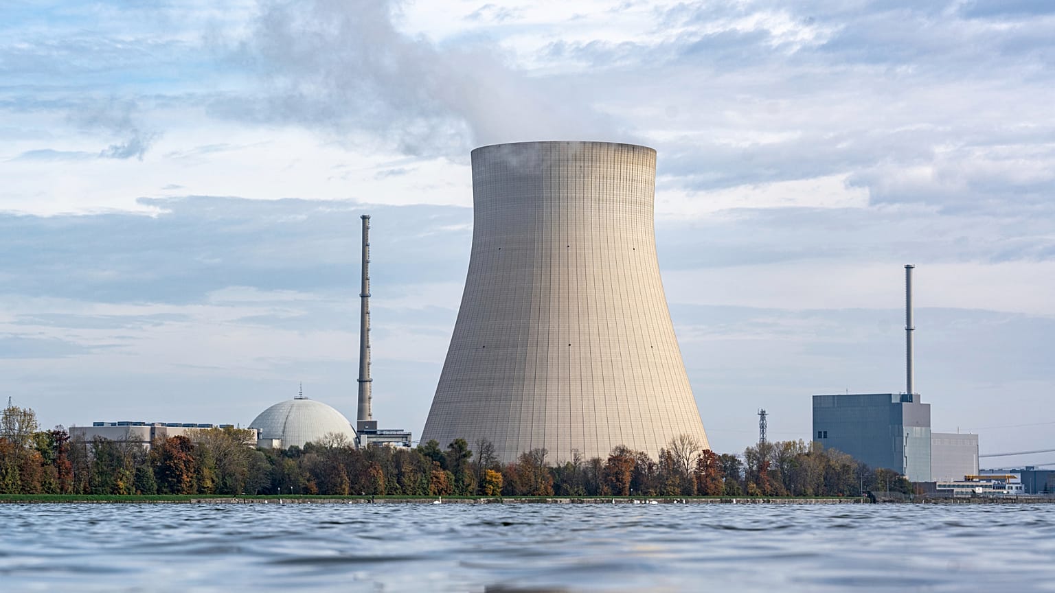 Uma pequena quantidade de vapor de água sobe da torre de arrefecimento da central nuclear Isar 2 em Essenbach, Alemanha. 21 de outubro de 2022.