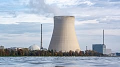 Eine kleine Menge Wasserdampf steigt aus dem Kühlturm des Kernkraftwerks Isar 2 in Essenbach, Deutschland, auf. 21. Oktober 2022.