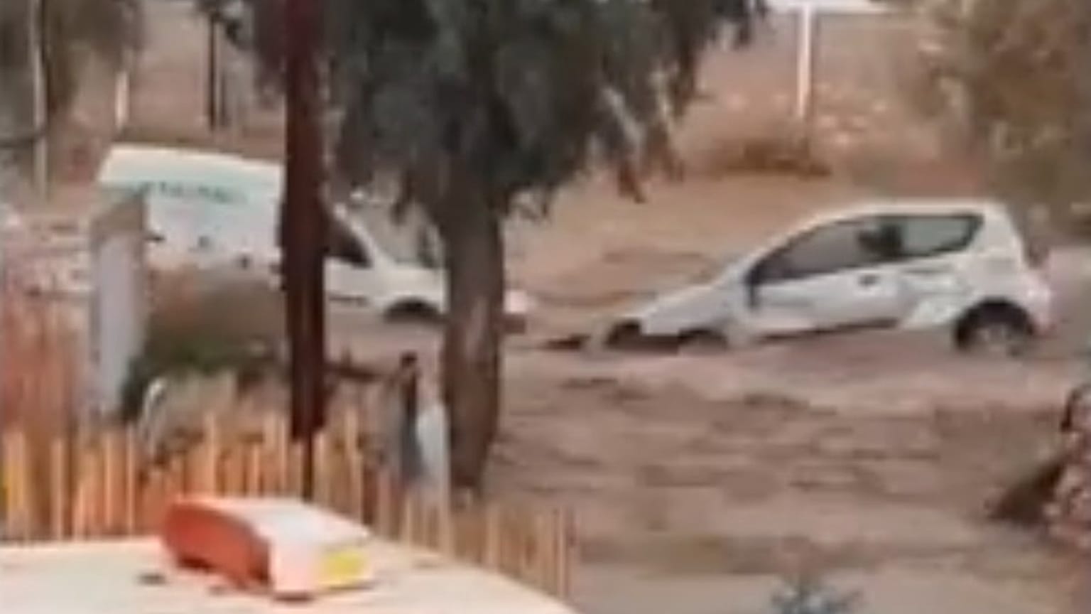 Παρασύρθηκαν οχήματα στην Πάρο