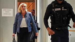 Η ηγέτιδα της γαλλικής ακροδεξιάς Μαρίν Λεπέν στο δικαστήριο στο Παρίσι τη Δευτέρα 31 Μαρτίου 2025.
