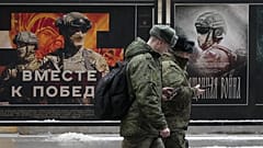 Offiziere der russischen Armee gehen an einer Straßenausstellung über die russische Armee in St. Petersburg vorbei, 14. Februar 2025