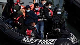 Pessoas que se pensa serem migrantes que empreenderam a travessia do Canal da Mancha a partir de França chegam a Dover, 17 de junho de 2022