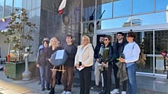 İtalya'nın İzmir Konsolosluğu önünde yapılan protestolarda öğrenciler siyah çelenk bırakıyor, 19 Kasım 2024. 