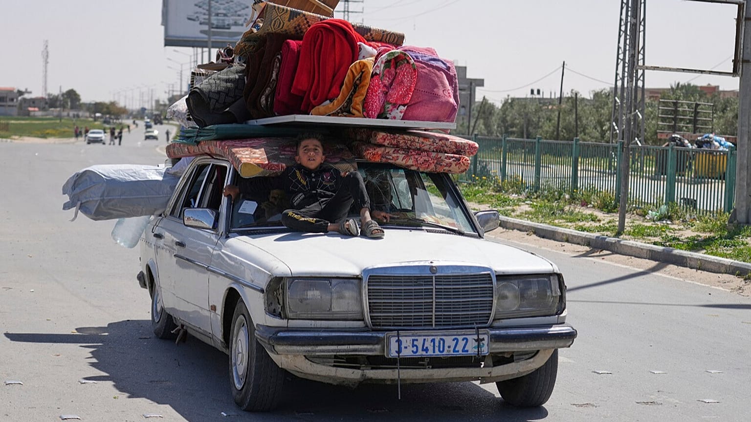 Vertriebene Palästinenser, die aus Rafah geflohen sind, kommen am Montag, den 31. März 2025, in Khan Younis im Gazastreifen an, nachdem das israelische Militär eine umfassende Evakuierung angeordnet hat.