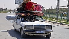 Vertriebene Palästinenser, die aus Rafah geflohen sind, kommen am Montag, den 31. März 2025, in Khan Younis im Gazastreifen an, nachdem das israelische Militär eine umfassende Evakuierung angeordnet hat.