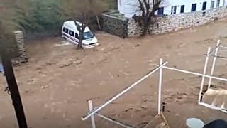 El 31 de marzo de 2025, la crecida de las aguas arrastró coches y escombros por las calles de la isla griega de Paros, junto a edificios encalados.