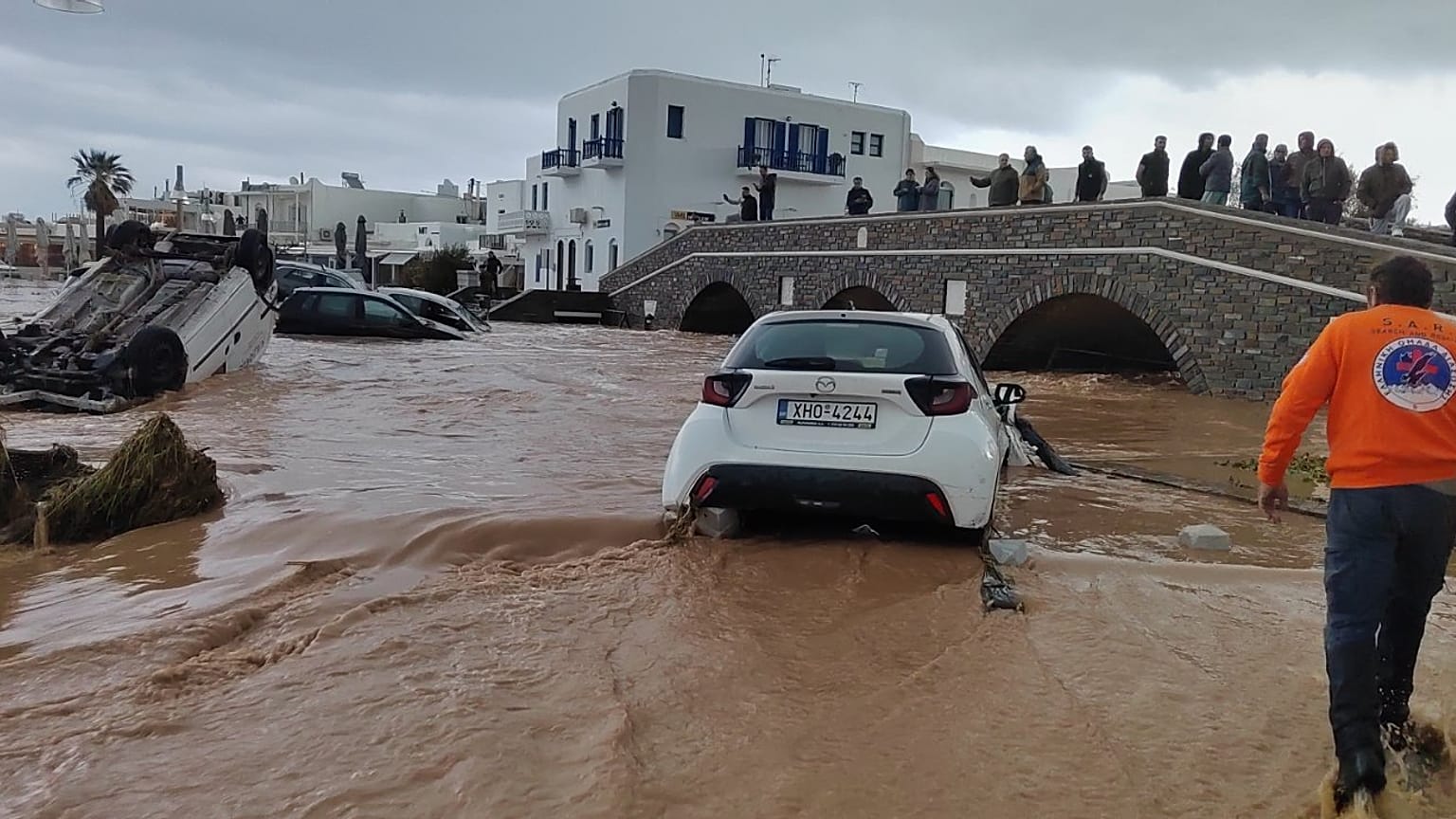 Ορμητικός χείμαρρος παρέσυρε αυτοκίνητα, κατά τη διάρκεια κακοκαιρίας στην Πάρο, τη Δευτέρα 31 Μαρτίου 2025. 