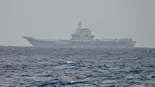 تُظهر هذه الصورة التي نشرتها وزارة الدفاع الوطني التايوانية حاملة الطائرات الصينية شاندونغ وهي تبحر بالقرب من تايوان يوم الاثنين 31 مارس/آذار 2025.