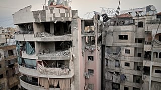 مبنى سكني متضرر بعد تعرضه في وقت سابق لهجوم إسرائيلي في الضاحية الجنوبية لبيروت، لبنان، الضاحية الجنوبية، الضاحية الجنوبية، في وقت مبكر من يوم الثلاثاء، 1 أبريل/نيسان 2025