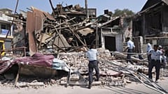 Des sauveteurs militaires travaillent dans les décombres d'un bâtiment effondré à la suite du séisme de vendredi à Naypyitaw, en Birmanie, le mardi 1er avril 2025. 