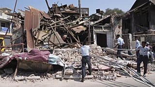Des sauveteurs militaires travaillent dans les décombres d'un bâtiment effondré à la suite du séisme de vendredi à Naypyitaw, en Birmanie, le mardi 1er avril 2025.