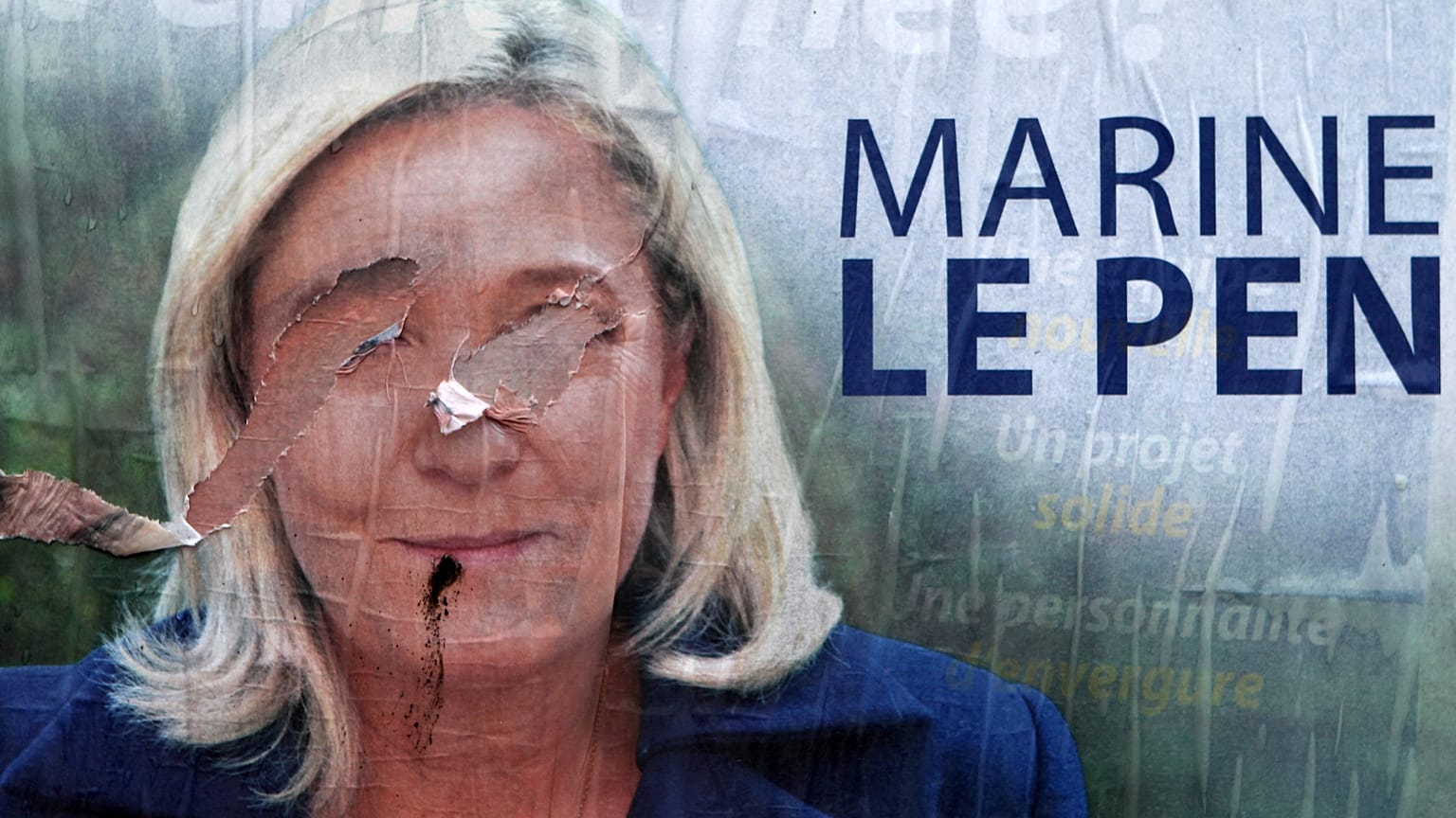 Marine Le Pen portréja egy szétszaggatott plakáton